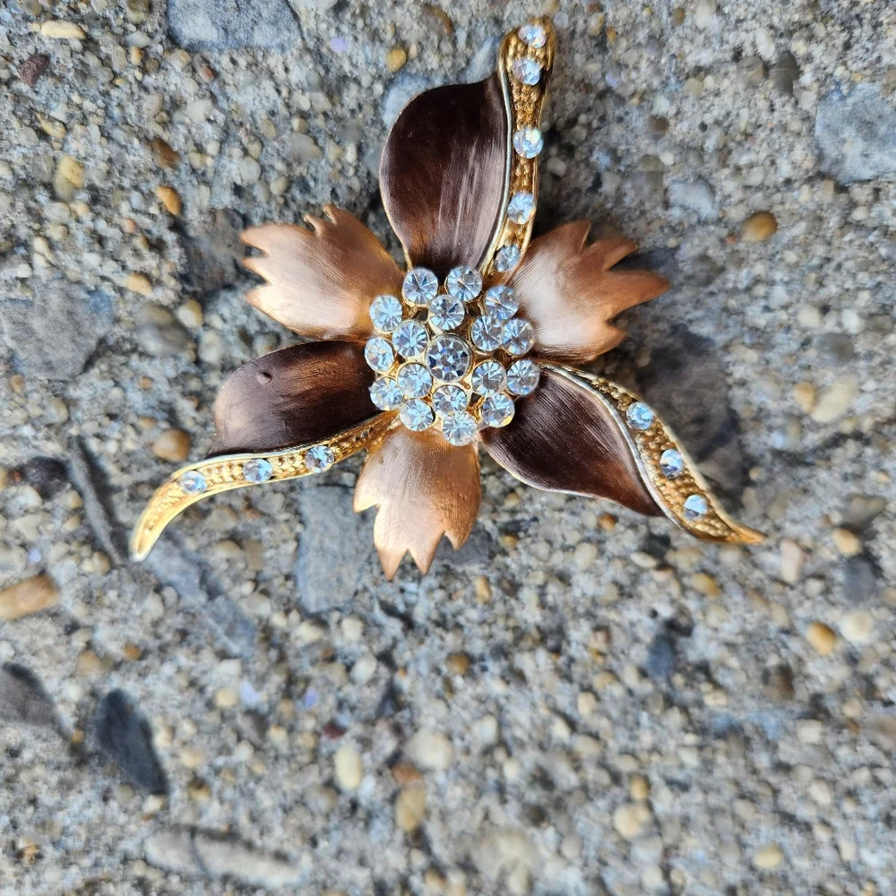 Vintage Flower Brooch - Picture 3 of 3